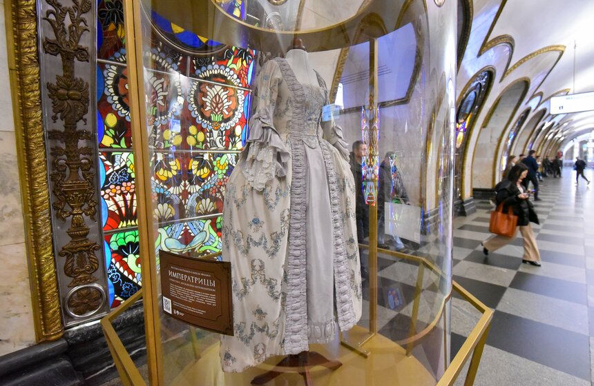Костюмы к фильму "Императрицы" показали на пяти станциях столичного метро 13 фото