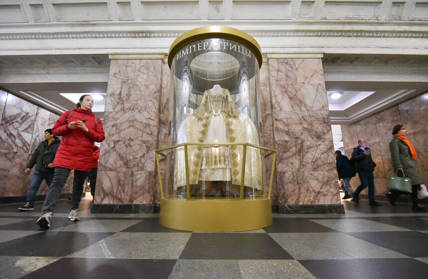 Костюмы к фильму "Императрицы" показали на пяти станциях столичного метро 10 фото