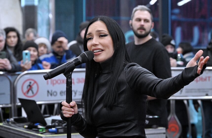 Ольга Серябкина выступила в московском метро на "Мичуринском проспекте" 15 фото