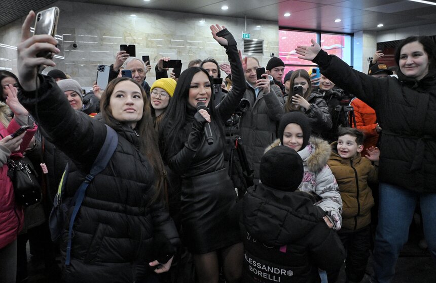Ольга Серябкина выступила в московском метро на "Мичуринском проспекте" 17 фото