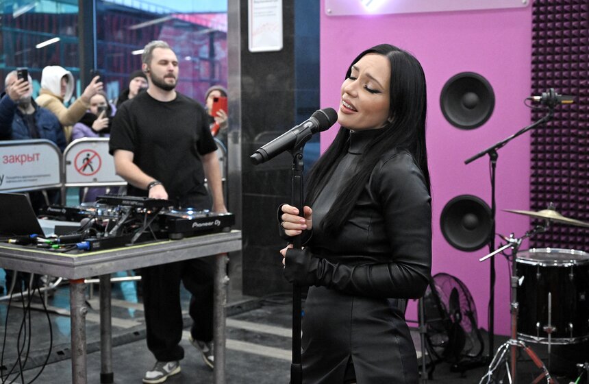 Ольга Серябкина выступила в московском метро на "Мичуринском проспекте" 10 фото