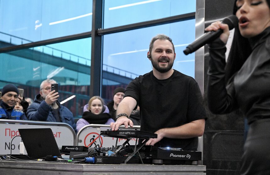 Ольга Серябкина выступила в московском метро на "Мичуринском проспекте" 8 фото