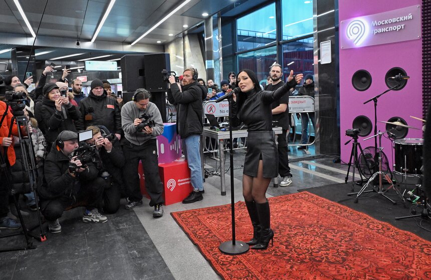 Ольга Серябкина выступила в московском метро на "Мичуринском проспекте" 16 фото