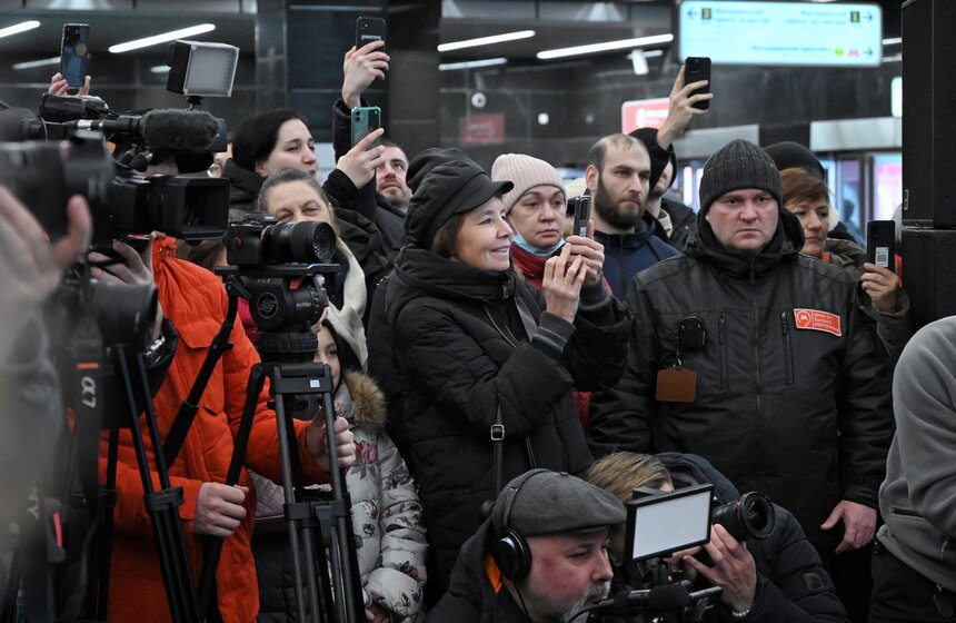 Ольга Серябкина выступила в московском метро на "Мичуринском проспекте" 11 фото