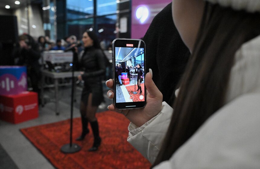 Ольга Серябкина выступила в московском метро на "Мичуринском проспекте" 14 фото