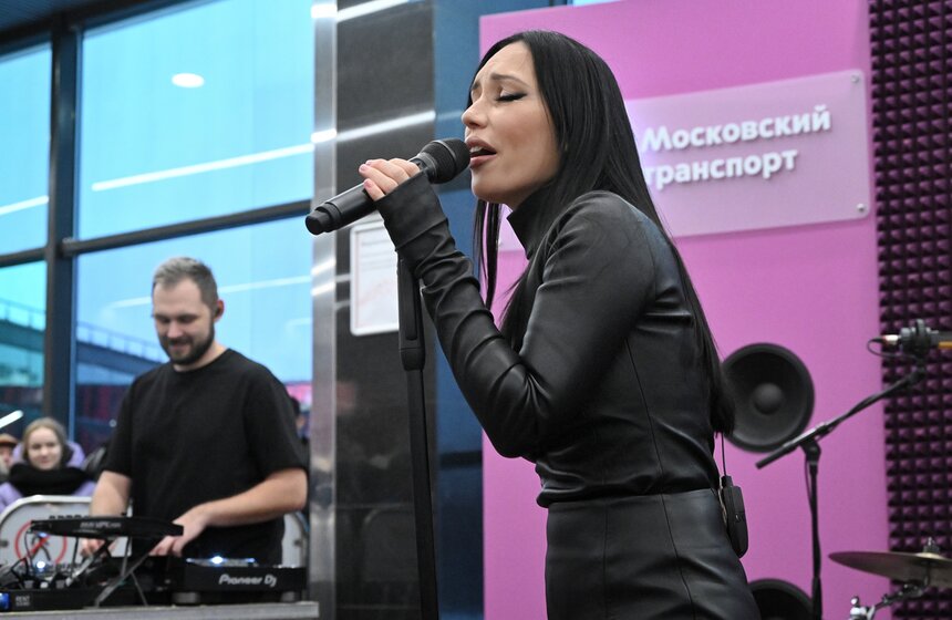Ольга Серябкина выступила в московском метро на "Мичуринском проспекте" 2 фото