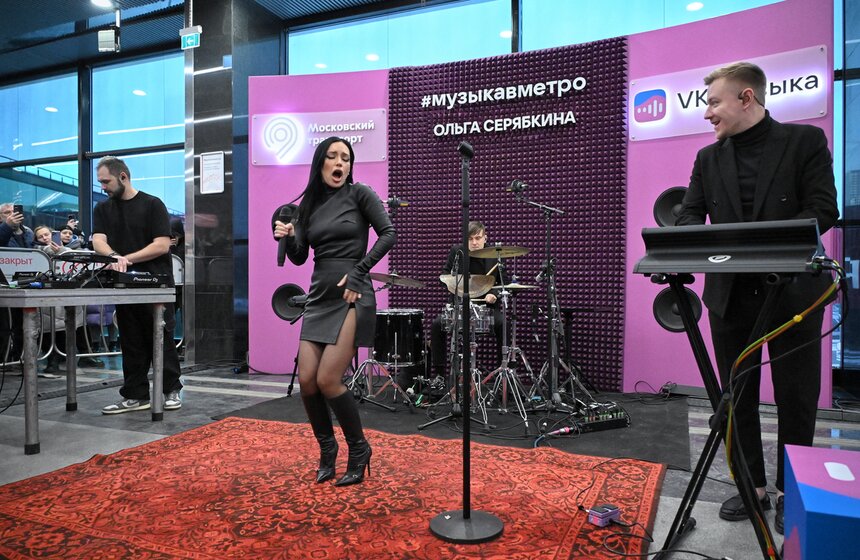 Ольга Серябкина выступила в московском метро на "Мичуринском проспекте" 5 фото