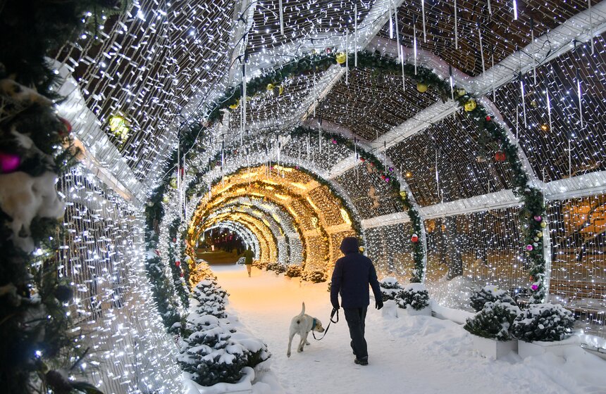 Арки и световые тоннели установили в столице к Новому году 29 фото