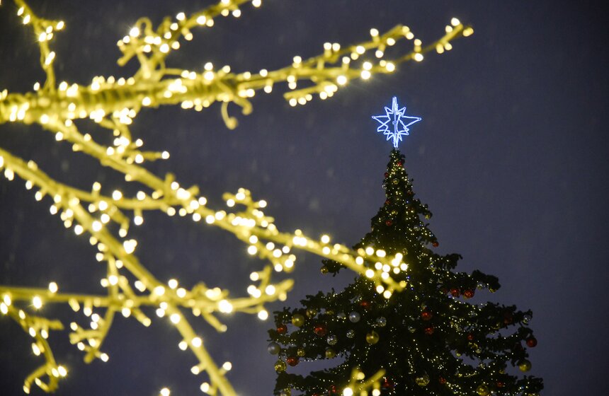 Столичные парки украсили к Новому году 13 фото