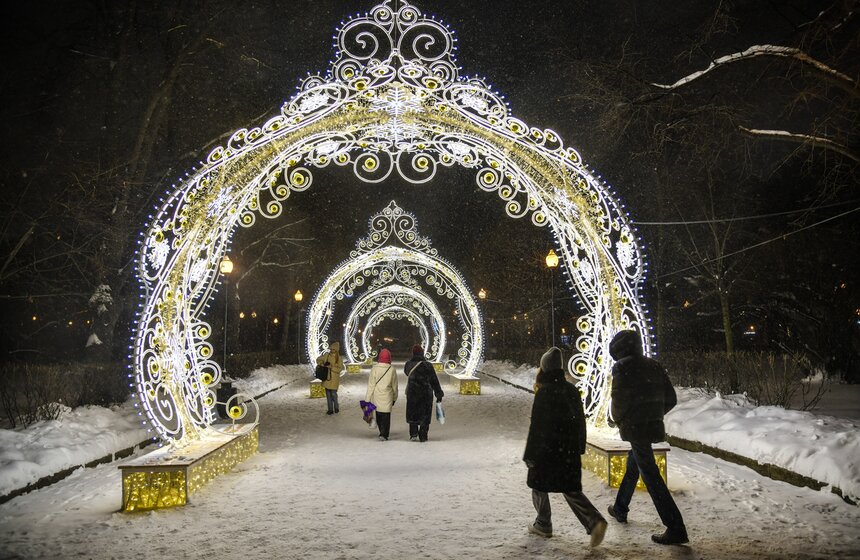 Столичные парки украсили к Новому году 28 фото