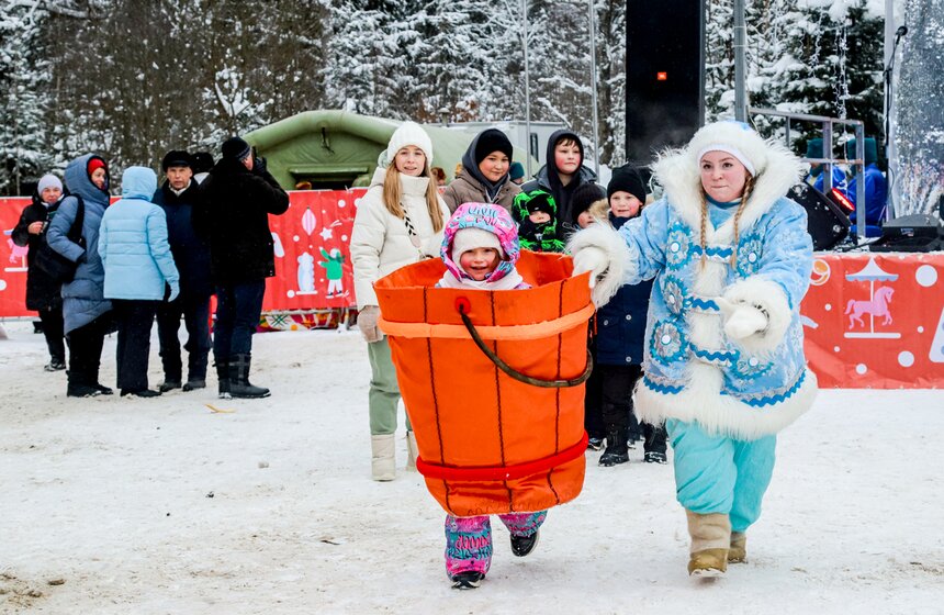 Главную новогоднюю елку России спилили в подмосковном Щелкове 2 фото