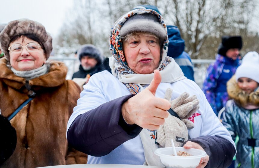 Главную новогоднюю елку России спилили в подмосковном Щелкове 10 фото
