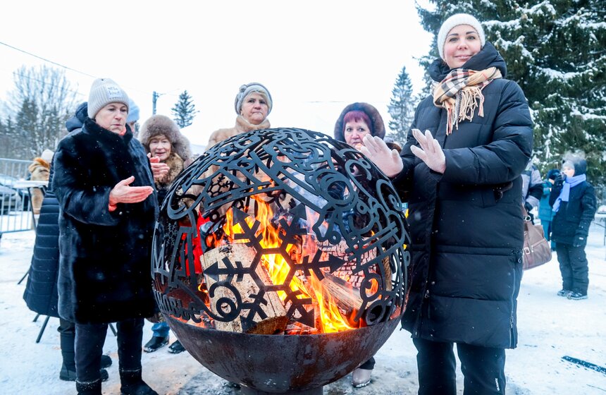 Главную новогоднюю елку России спилили в подмосковном Щелкове 8 фото