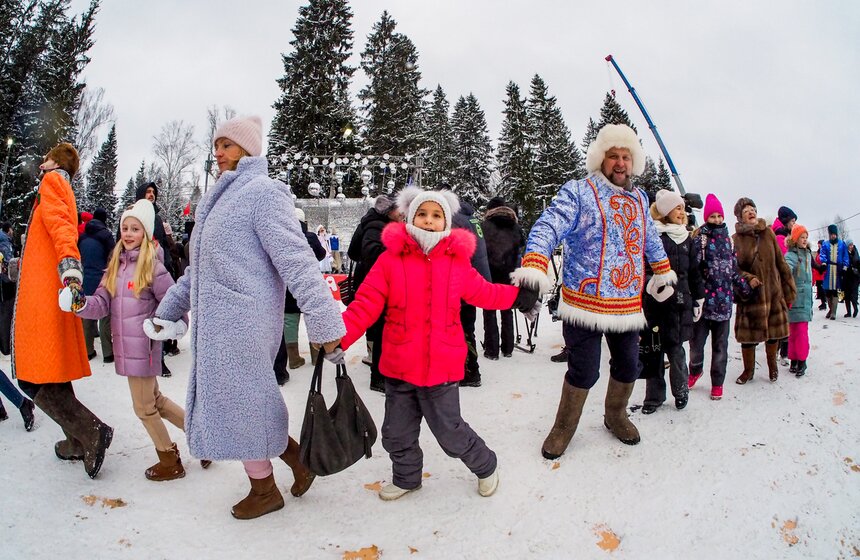 Главную новогоднюю елку России спилили в подмосковном Щелкове 5 фото