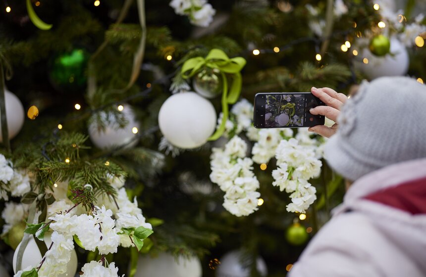 Выставка дизайнерских елей открылась в рамках фестиваля "Путешествие в Рождество" 3 фото