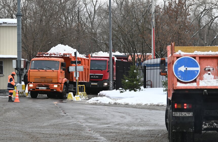 Более 55 снегоплавильных пунктов задействованы в столице при уборке снега 14 фото