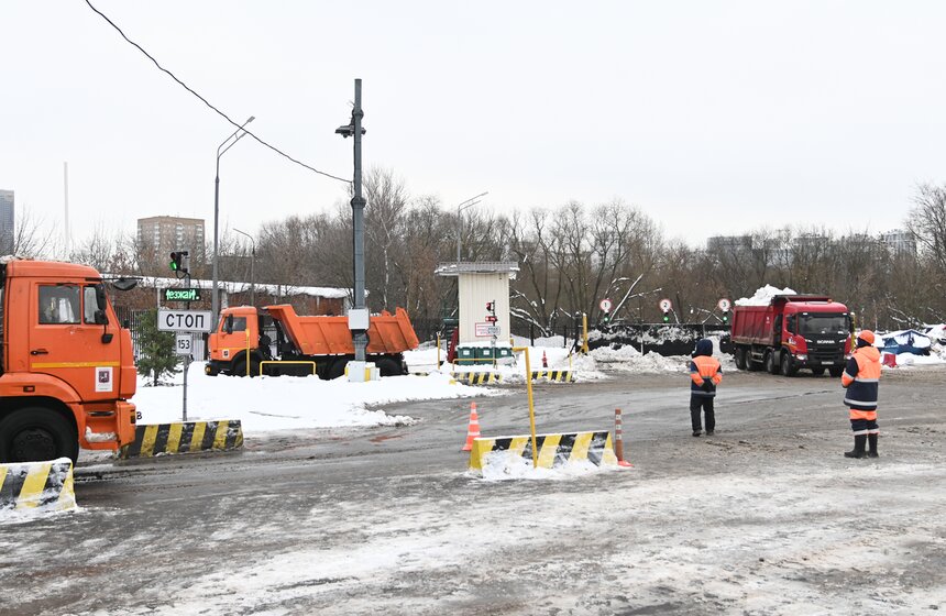 Более 55 снегоплавильных пунктов задействованы в столице при уборке снега 4 фото