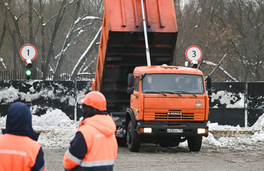Более 55 снегоплавильных пунктов задействованы в столице при уборке снега 6 фото