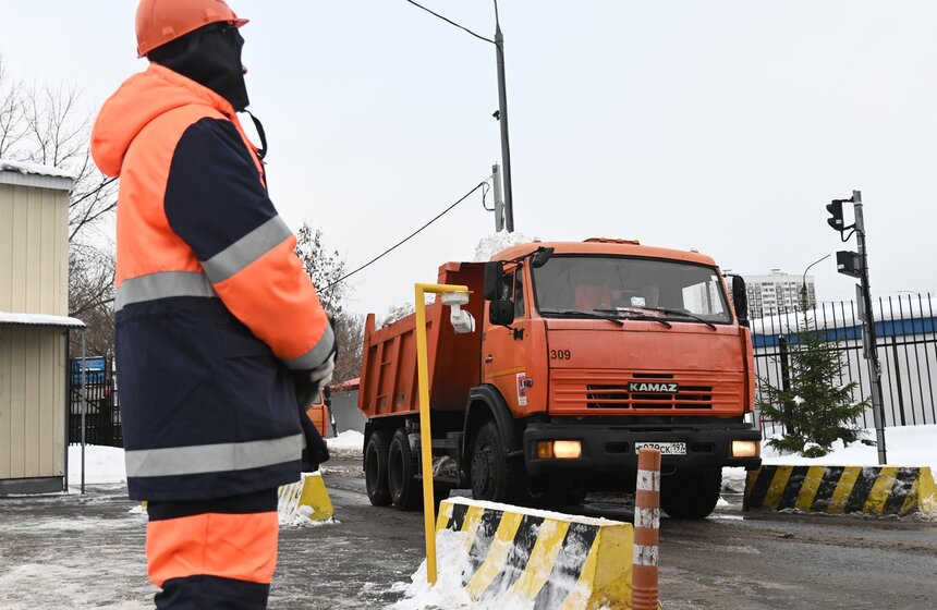 Более 55 снегоплавильных пунктов задействованы в столице при уборке снега 7 фото