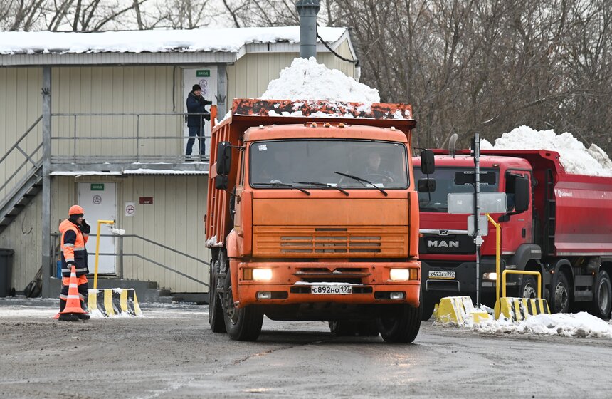 Более 55 снегоплавильных пунктов задействованы в столице при уборке снега 2 фото
