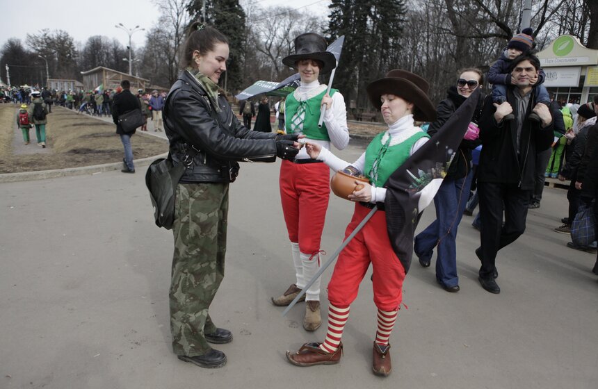 В Сокольниках прошел большой парад святого Патрика 12 фото