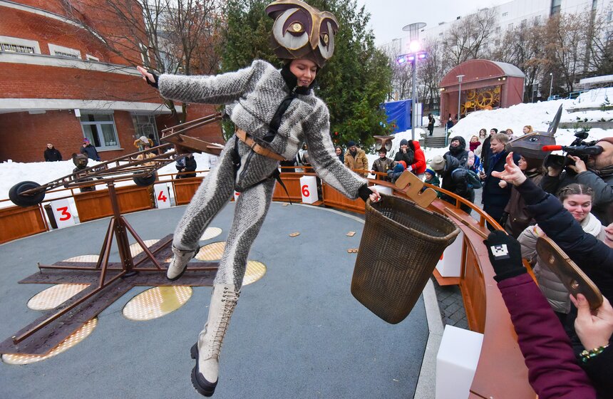 Новогоднее уличное представление "Тайна Хранителя времени" проходит в Москве 17 фото