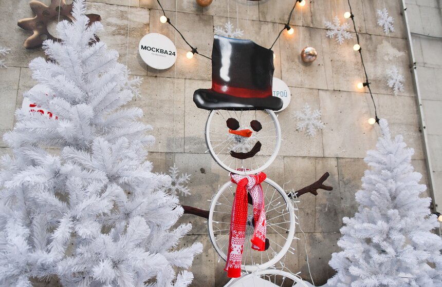 Новогоднее уличное представление "Тайна Хранителя времени" проходит в Москве 24 фото