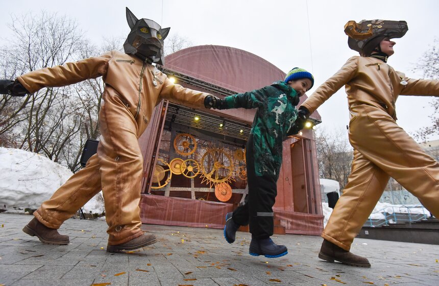 Новогоднее уличное представление "Тайна Хранителя времени" проходит в Москве 21 фото