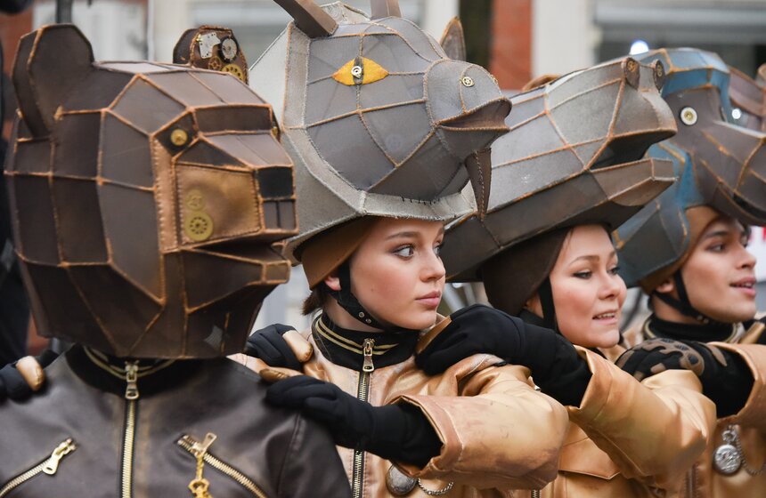 Новогоднее уличное представление "Тайна Хранителя времени" проходит в Москве 12 фото