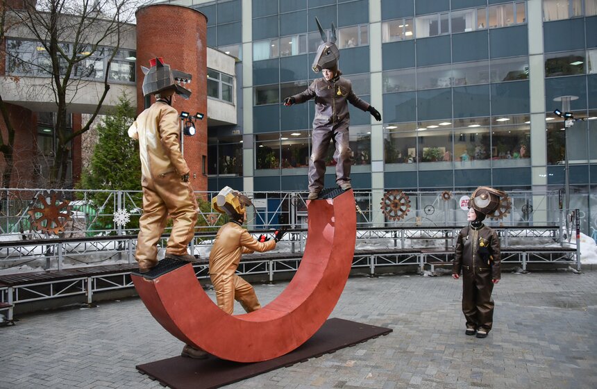 Новогоднее уличное представление "Тайна Хранителя времени" проходит в Москве 13 фото