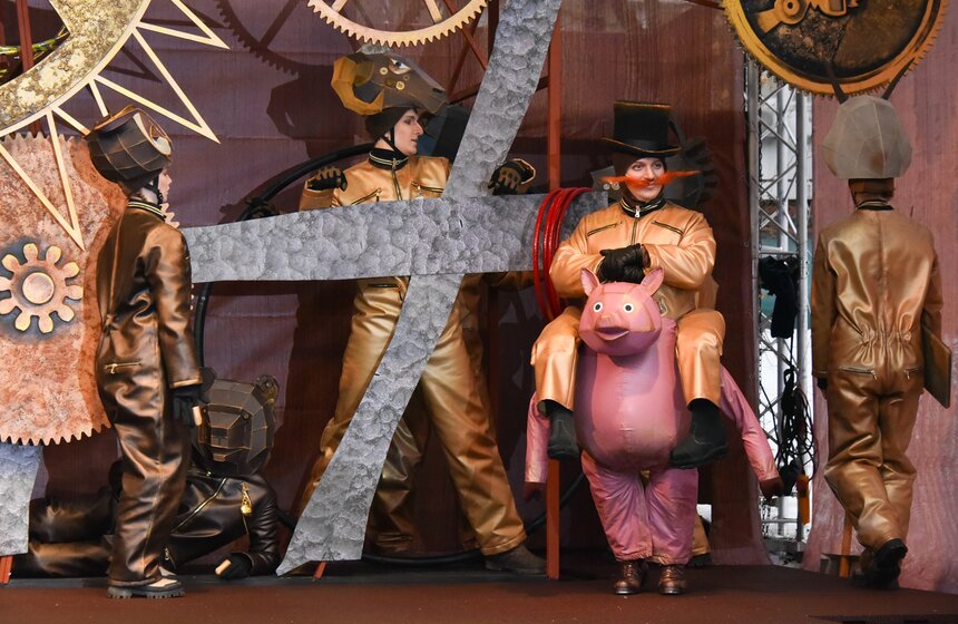 Новогоднее уличное представление "Тайна Хранителя времени" проходит в Москве 6 фото