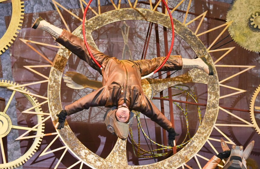 Новогоднее уличное представление "Тайна Хранителя времени" проходит в Москве 10 фото