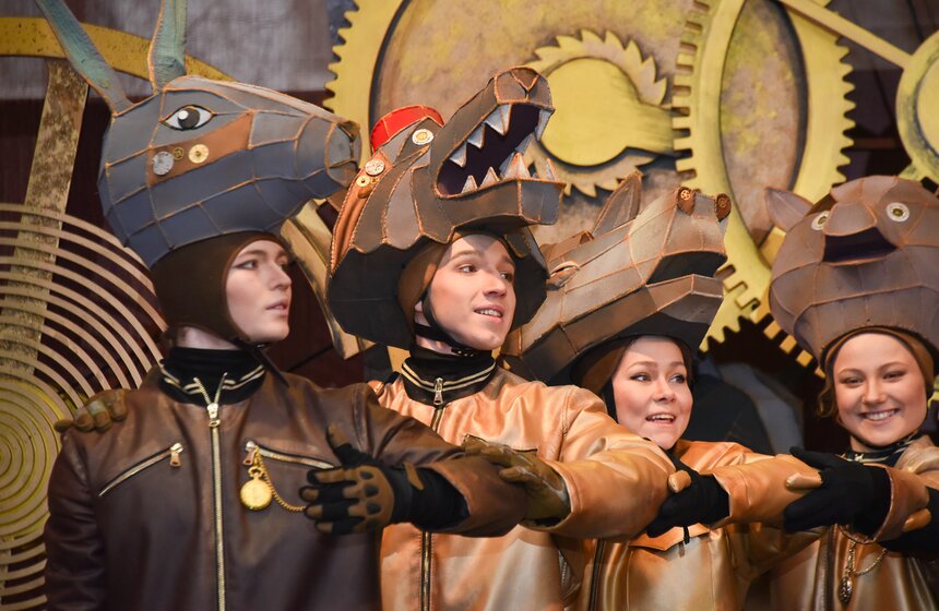 Новогоднее уличное представление "Тайна Хранителя времени" проходит в Москве 3 фото