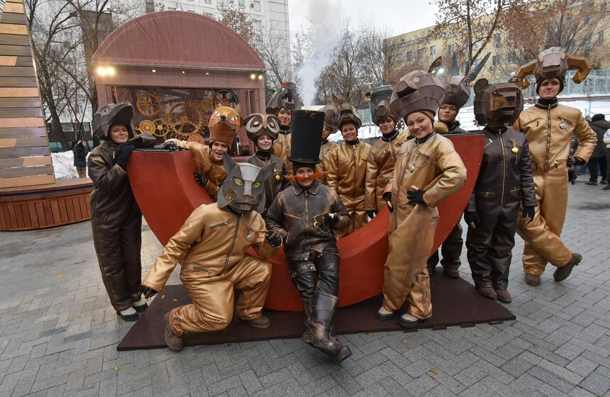 Новогоднее уличное представление "Тайна Хранителя времени" проходит в Москве 22 фото