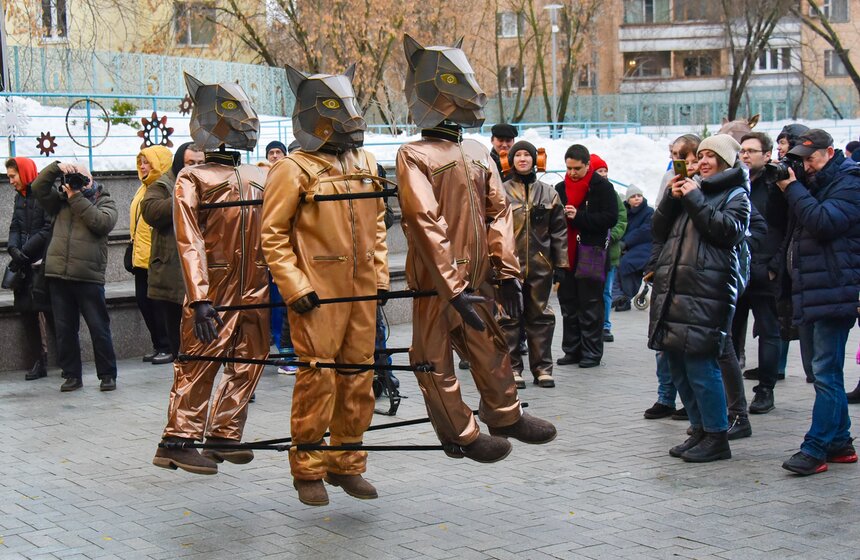 Новогоднее уличное представление "Тайна Хранителя времени" проходит в Москве 11 фото