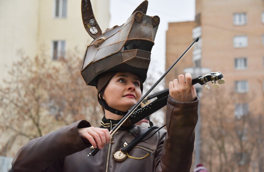 Новогоднее уличное представление "Тайна Хранителя времени" проходит в Москве 19 фото