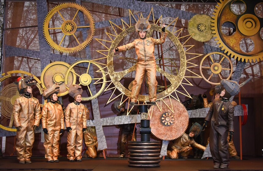 Новогоднее уличное представление "Тайна Хранителя времени" проходит в Москве 4 фото