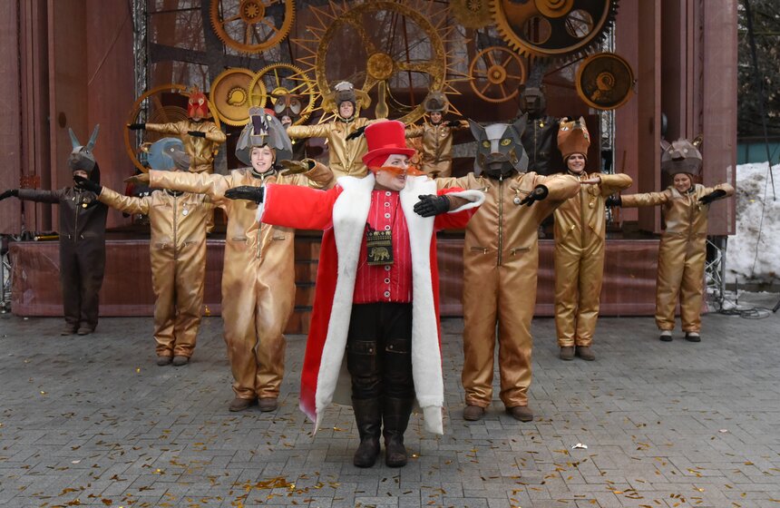 Новогоднее уличное представление "Тайна Хранителя времени" проходит в Москве 20 фото