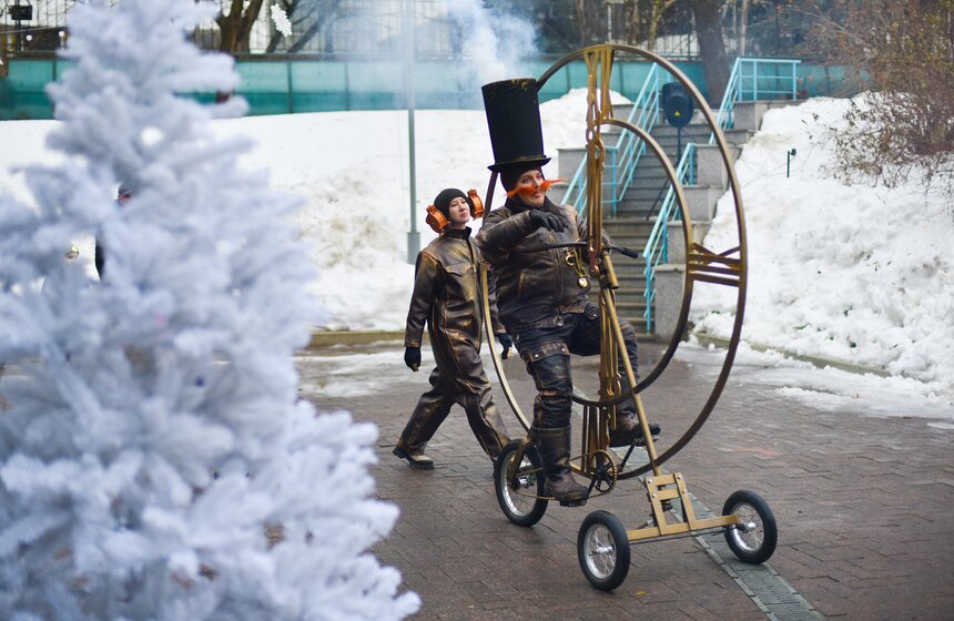 Новогоднее уличное представление "Тайна Хранителя времени" проходит в Москве 1 фото