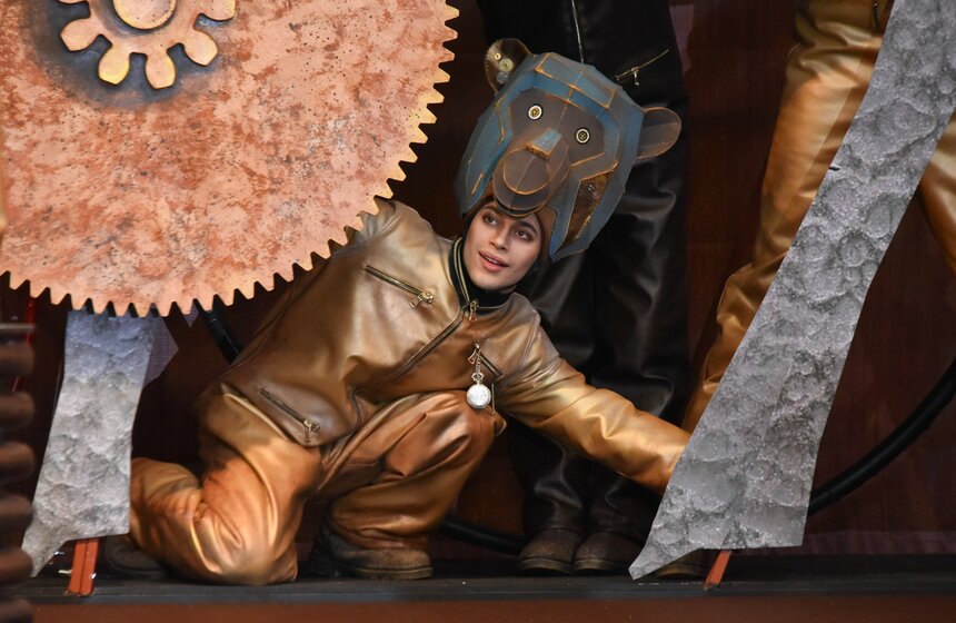 Новогоднее уличное представление "Тайна Хранителя времени" проходит в Москве 5 фото