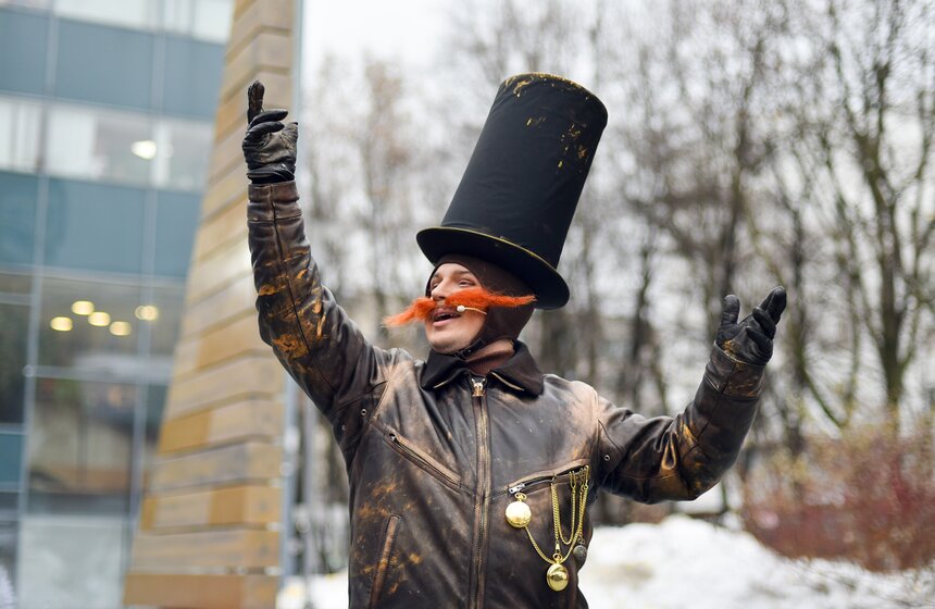 Новогоднее уличное представление "Тайна Хранителя времени" проходит в Москве 2 фото