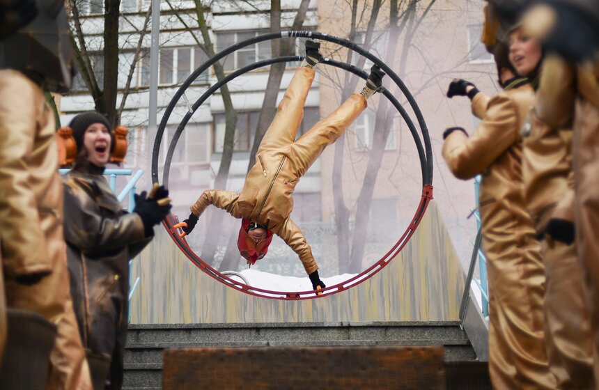 Новогоднее уличное представление "Тайна Хранителя времени" проходит в Москве 18 фото