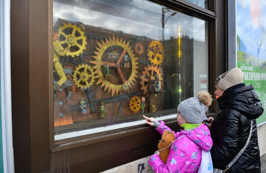 Новогоднее уличное представление "Тайна Хранителя времени" проходит в Москве 23 фото