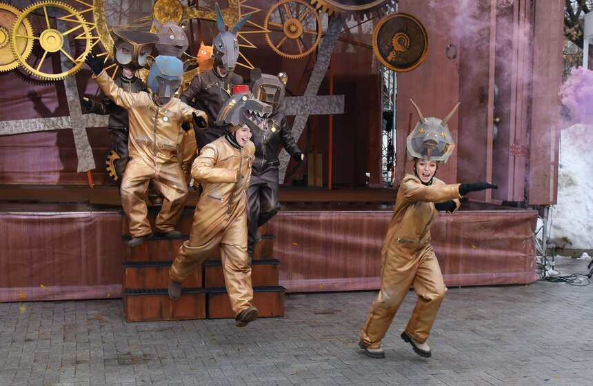 Новогоднее уличное представление "Тайна Хранителя времени" проходит в Москве 16 фото