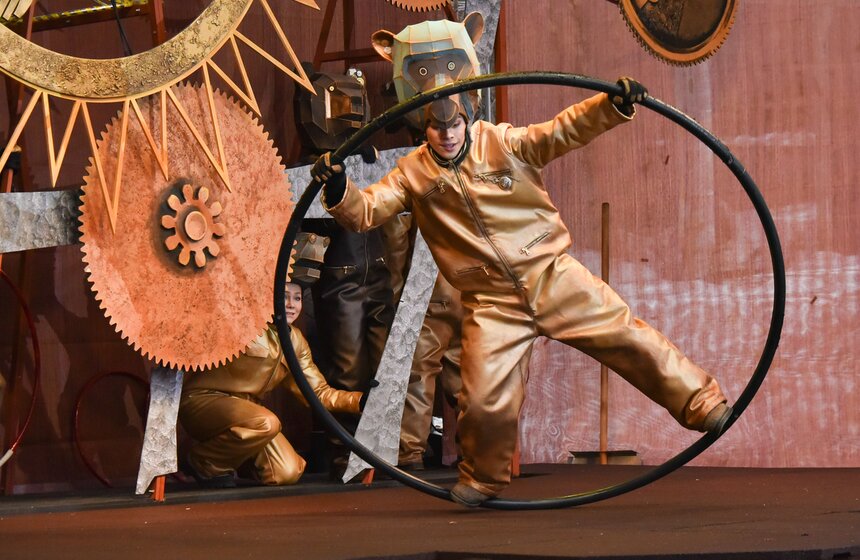 Новогоднее уличное представление "Тайна Хранителя времени" проходит в Москве 7 фото