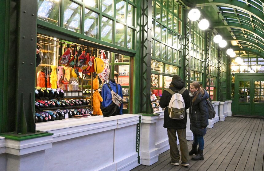 Предновогодняя ярмарка товаров локальных производителей открыта на Тверской площади 7 фото