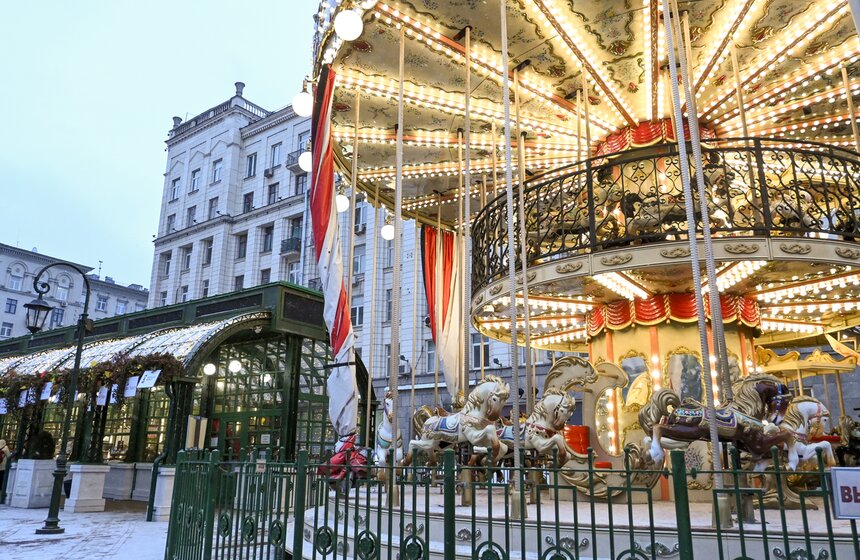 Предновогодняя ярмарка товаров локальных производителей открыта на Тверской площади 11 фото