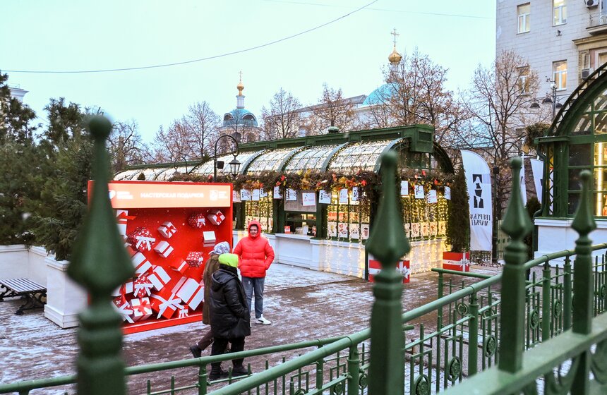 Предновогодняя ярмарка товаров локальных производителей открыта на Тверской площади 4 фото
