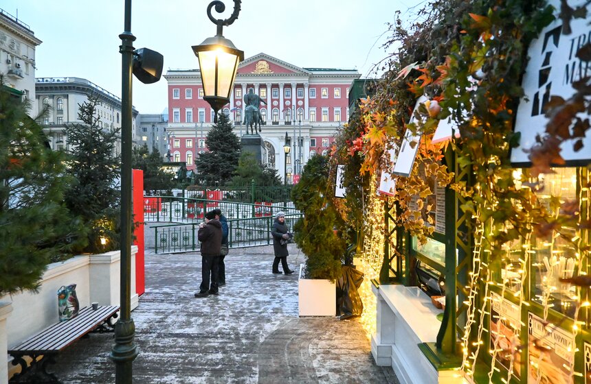 Предновогодняя ярмарка товаров локальных производителей открыта на Тверской площади 18 фото