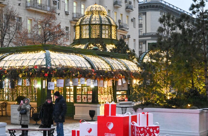 Предновогодняя ярмарка товаров локальных производителей открыта на Тверской площади 15 фото